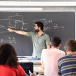 «En mathématiques, 26 % des postes sont restés vacants. En lettres classiques, c’est un tiers des postes qui n’a pas trouvé preneur. En physique-chimie ou en allemand, les taux de vacance sont également élevés.» gonzagon / stock.adobe.com