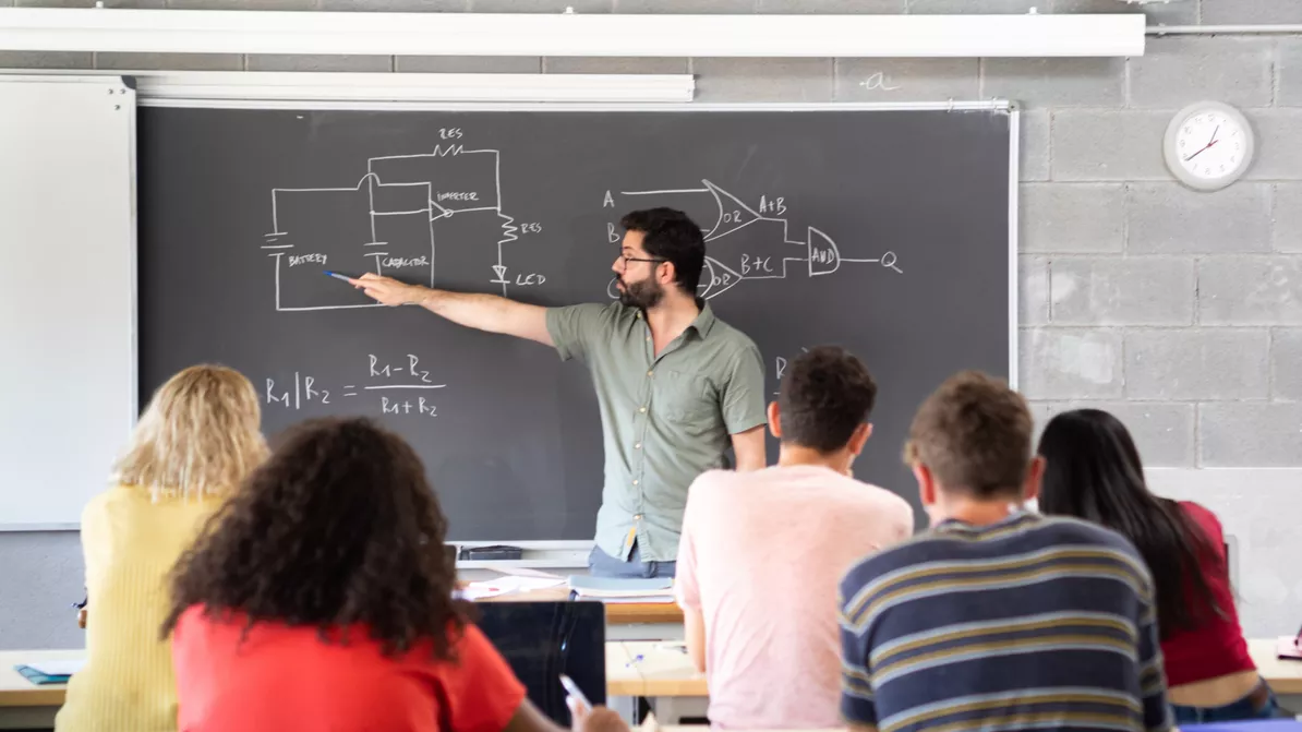 «En mathématiques, 26 % des postes sont restés vacants. En lettres classiques, c’est un tiers des postes qui n’a pas trouvé preneur. En physique-chimie ou en allemand, les taux de vacance sont également élevés.» gonzagon / stock.adobe.com